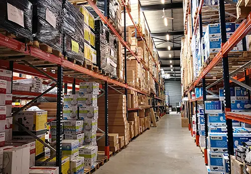 Rayonnages de l'entrepôt Camping-Car Plus avec des milliers d'accessoires en stock.