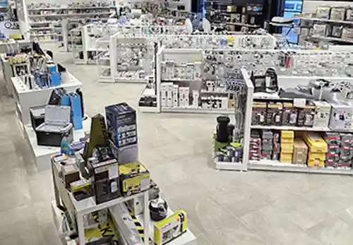 Intérieur du magasin Camping-Car Plus présentant une large gamme d'accessoires.